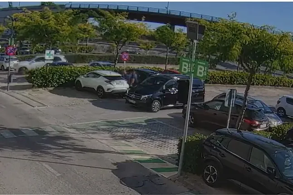 Momento en el que los secuestradores meten en una furgoneta a las víctimas en el centro comercial Equinoccio