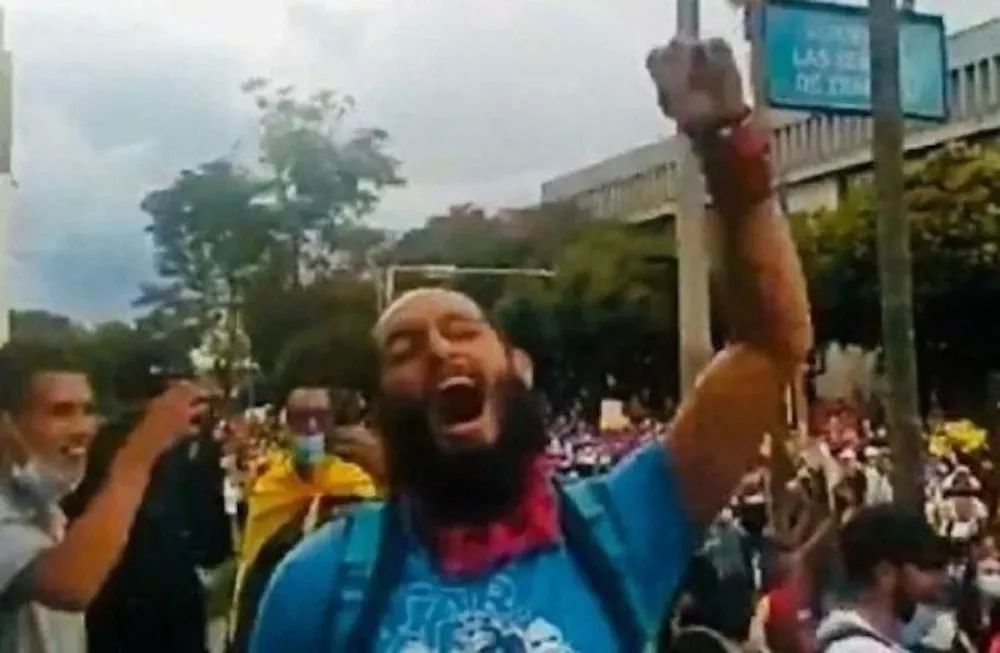 El joven activista Lucas Villa manifestándose contra el gobierno de Iván Duque