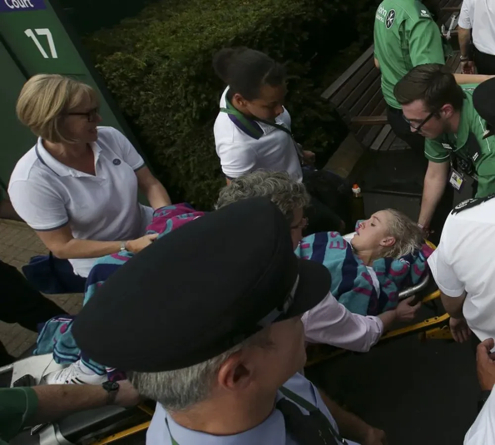 La tenista estadounidense se retiró en camilla visiblemente sentida