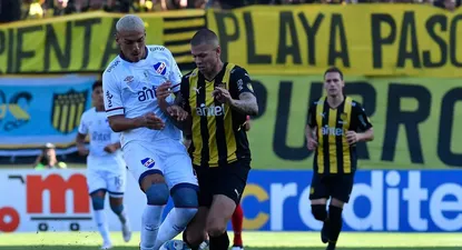 Fagúndez y Leo Coelho en el el último clásico en el Campeón del Siglo