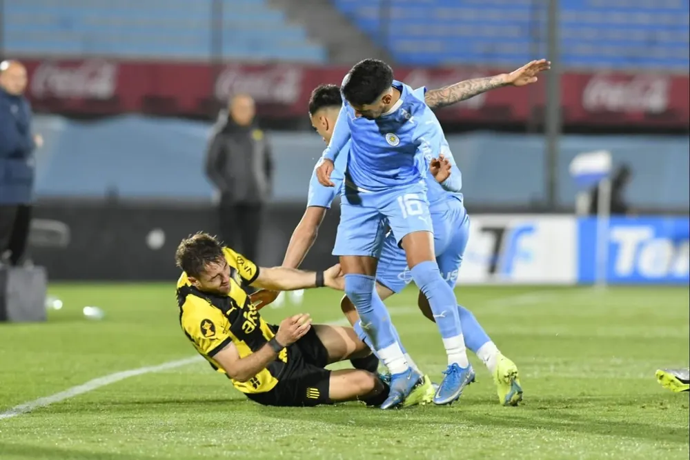 Peñarol ante City Torque