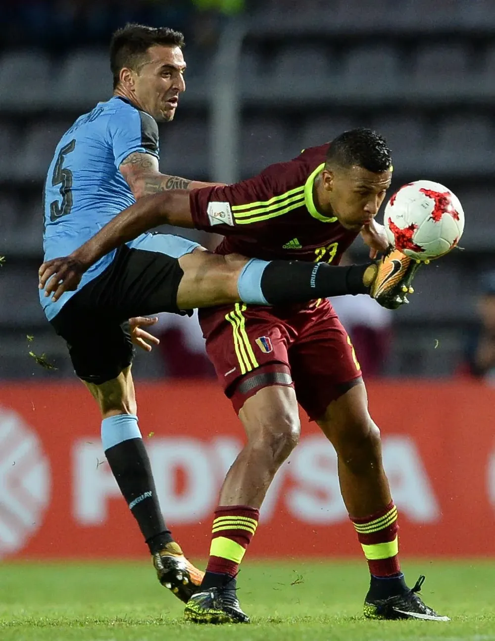 Salomón Rondón soporta la marca de Matías Vecino de Uruguay