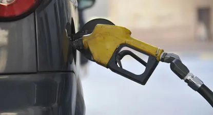 Carga de combustible en estación de servicio.