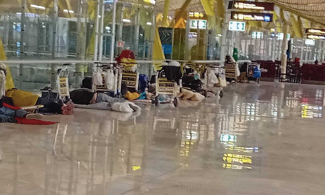 Barajas:  los sindicatos piden el desalojo de las personas que viven en el aeropuerto