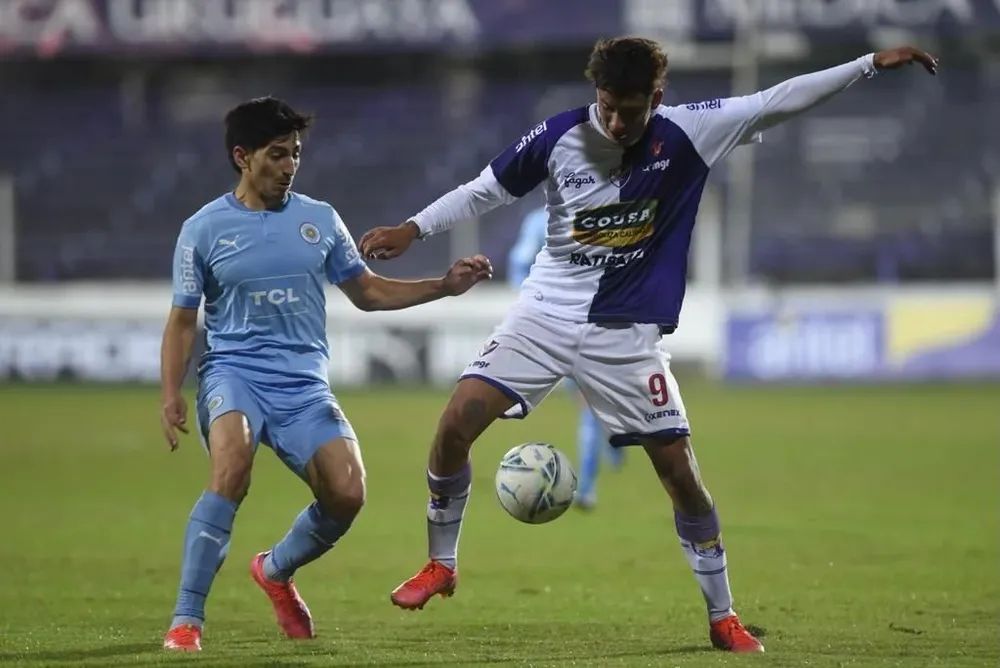 Ignacio Pereira controla marcado por Pizzichillo