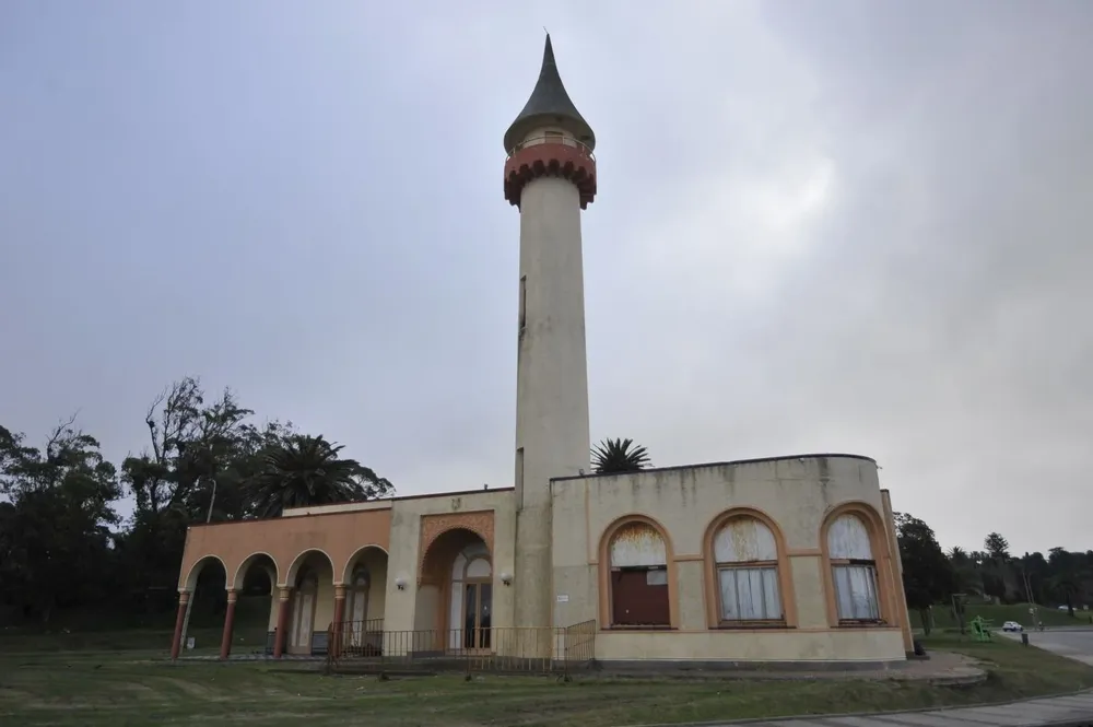 El edificio fue erigido sobre el mismo suelo en que se alzó la vieja morgue municipal