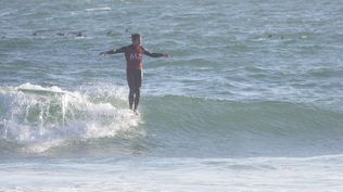 El surfista uruguayo Julián Schweizer en Huntington Beach 