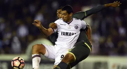Luiz Otavio, el jugador de la polémica, pelea la pelota con José Sand (9)