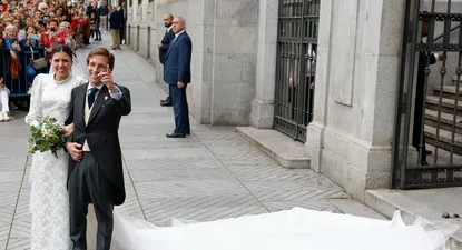 El alcalde de Madrid, José Luis Martínez Almeida, y su esposa, Teresa Urquijo, a su salida de la iglesia de San Francisco de Borja de Madrid tras contraer matrimonio este sábado en Madrid.