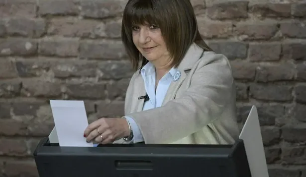 Votó Bullrich, pero tuvo demoras por problemas con la máquina de voto electrónico