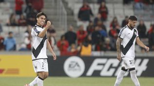 Ignacio Pintos, de Danubio, celebra su gol ante Athletico Paranaense