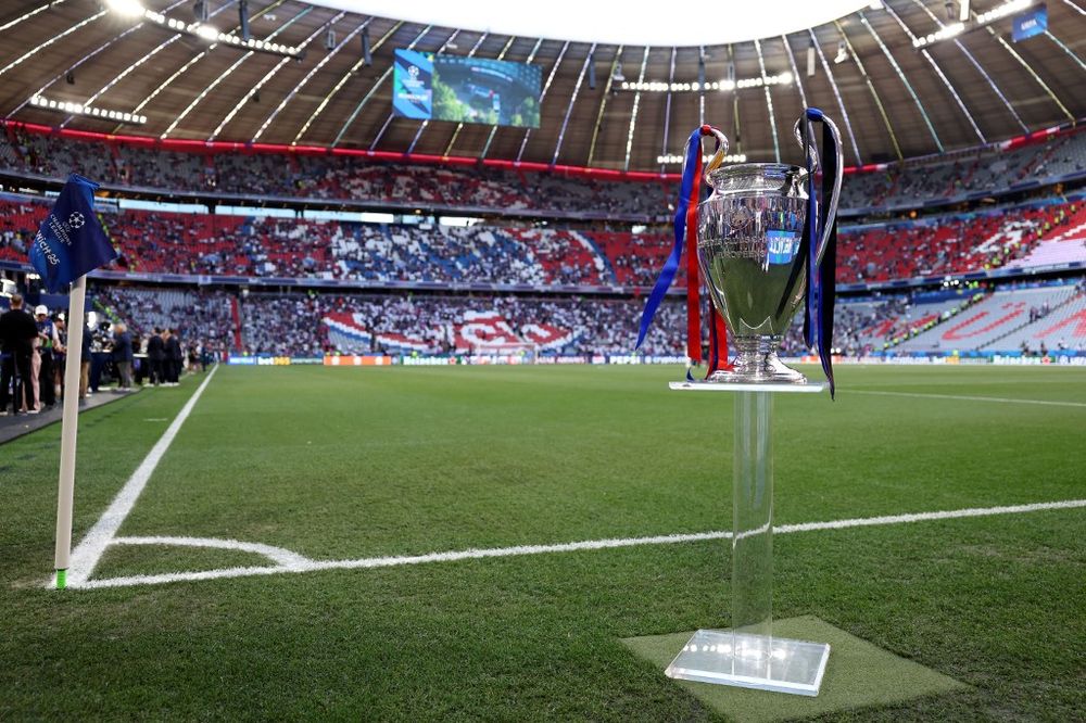 El trofeo de la Liga de Campeones en el Allianz Arena de Múnich El trofeo de la Liga de Campeones en el Allianz Arena de Múnich