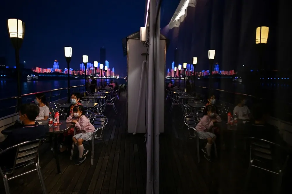 Personas con tapabocas en un velero turístico Yangtze River in Wuhan, la ciudad de China donde se detectaron los primeros casos de coronavirus