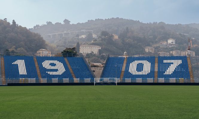 Descubrí el estadio de fútbol al que se accede en hidroavión o yate pegado al Lago de Como.