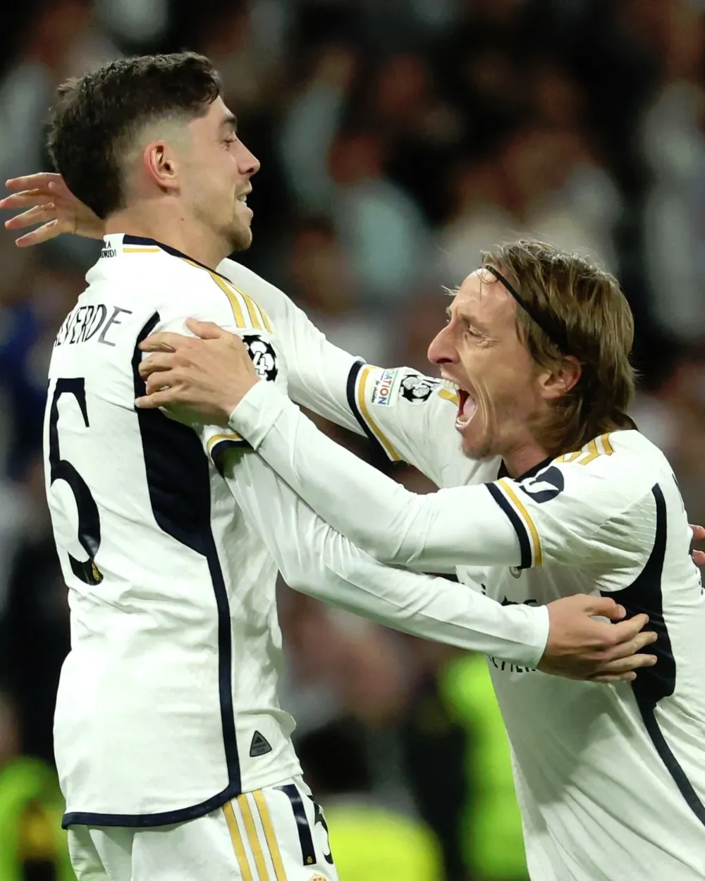 Federico Valverde recibe la felicitación de Luka Modric luego de su golazo para Real Madrid ante Manchester City