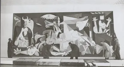 Personal del Stedelijk Museum trabajando en la colocación de ‘Guernica’.