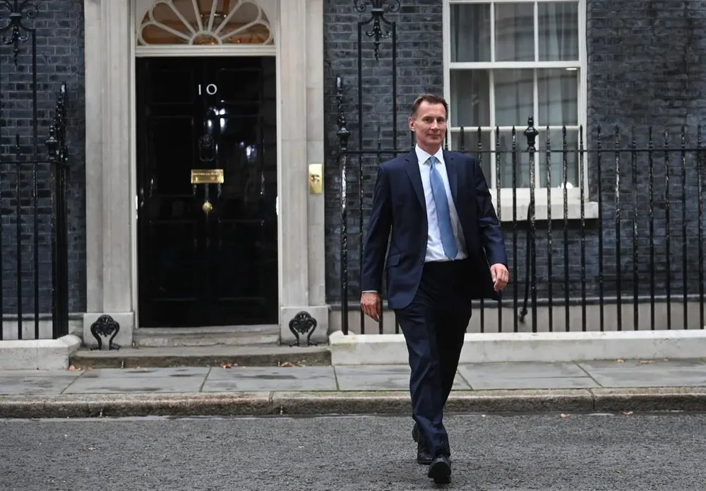 El recientemente designado ministro de Finanzas, Jeremy Hunt, se va de Downing Street