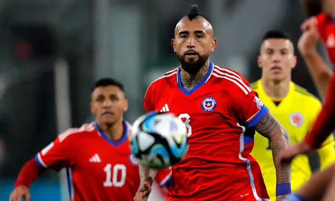 Arturo Vidal con la camiseta de la Roja