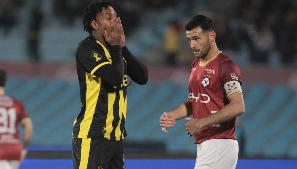 Abel Hernández de Peñarol ante Fabricio Formiliano de Wanderers en la final del Torneo Intermedio