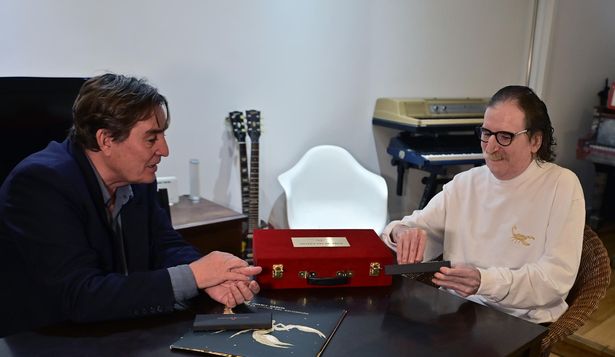 El artista argentino Charly García&nbsp; le entrega a Luis García, Montero, director del Instituto Cervantes&nbsp;más reciente disco y las letras de dos de sus canciones