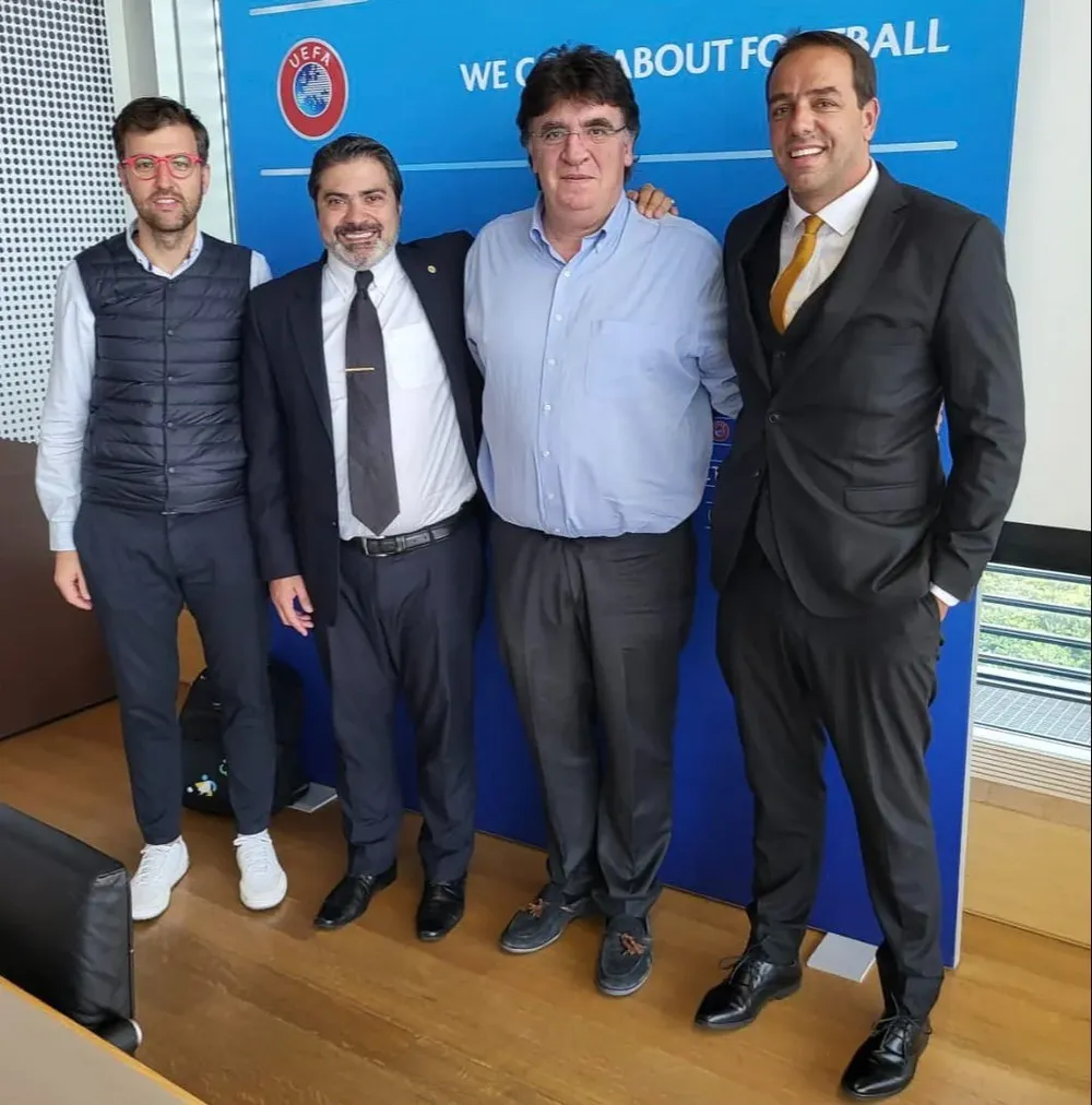 El presidente de Peñarol, Ignacio Ruglio, y el neutral aurinegro en el Ejecutivo de la Asociación Uruguaya de Fútbol (AUF), Gastón Tealdi, en la reunión de UEFA y Conmebol
