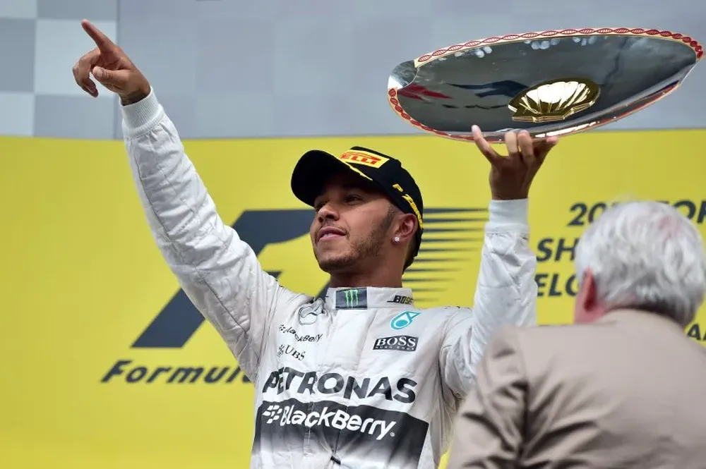 Hamilton exultante en el podio de Spa