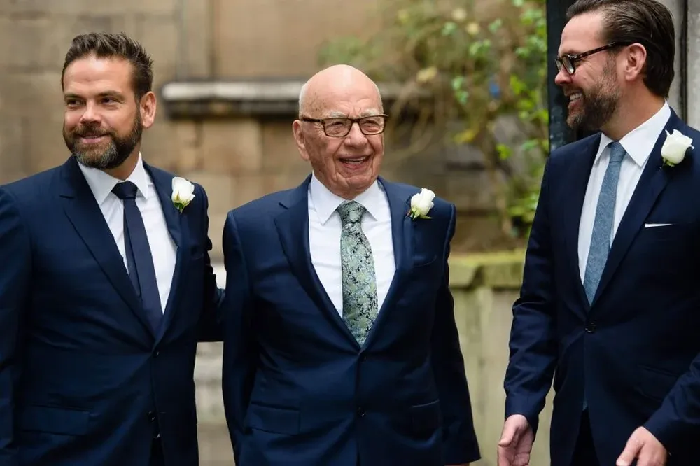 El heredero de Fox Rupert Murdoch con sus hijos Lachlan y James