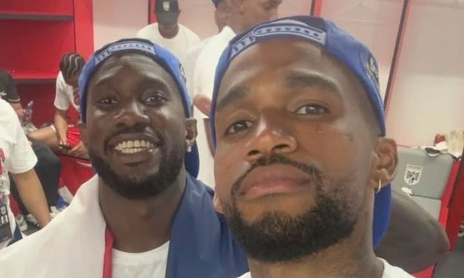 El festejo del golero de Nacional Luis Mejía y Cecilio Waterman