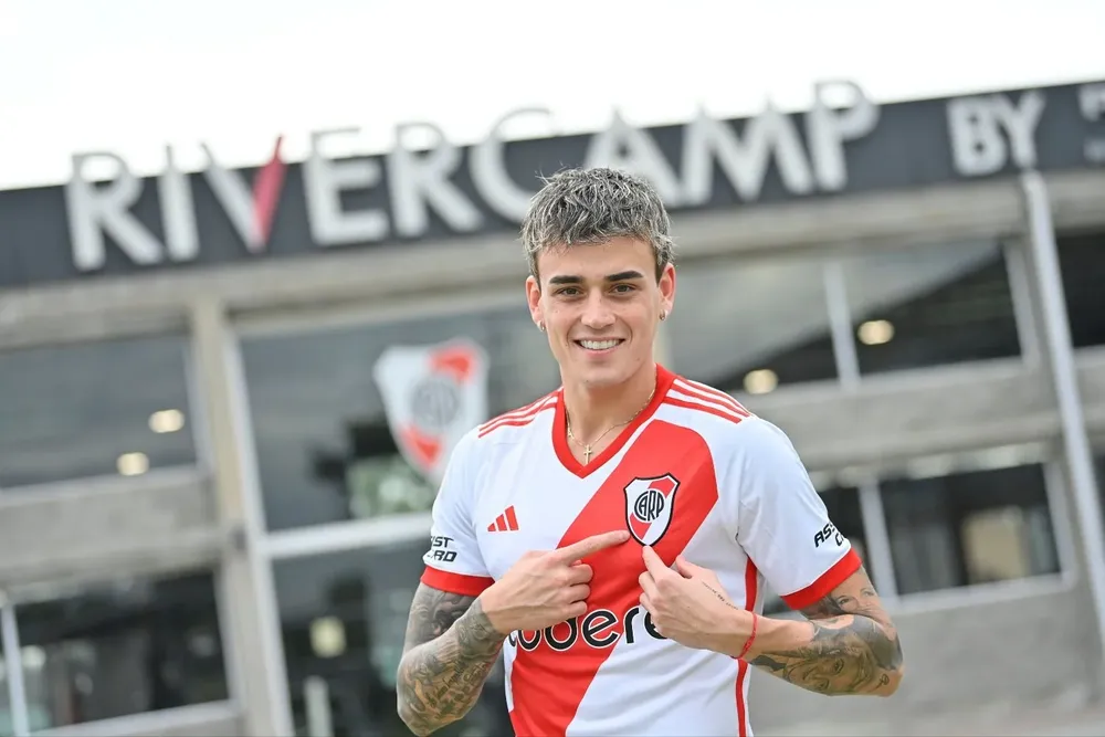 Nicolás Fonseca firmó contrato con River Plate argentino y fue presentado