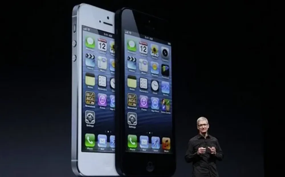 El CEO de Apple, Tim Cook, frente a una imagen del iPhone 5 durante la presentación del smartphone en setiembre de 2012
