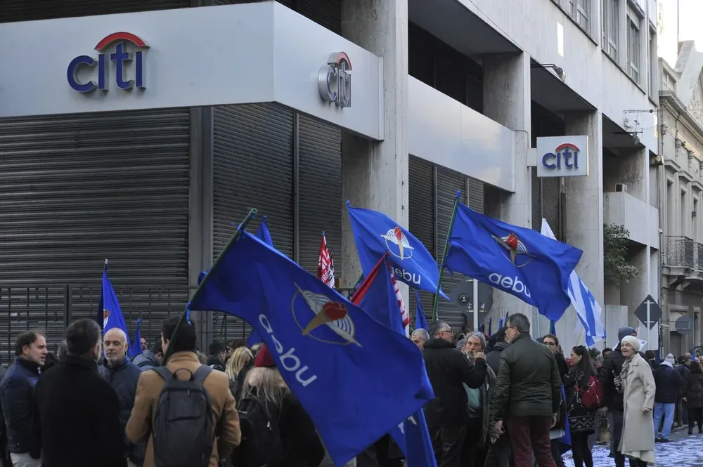 Movilización de trabajadores bancarios de AEBU (foto archivo)