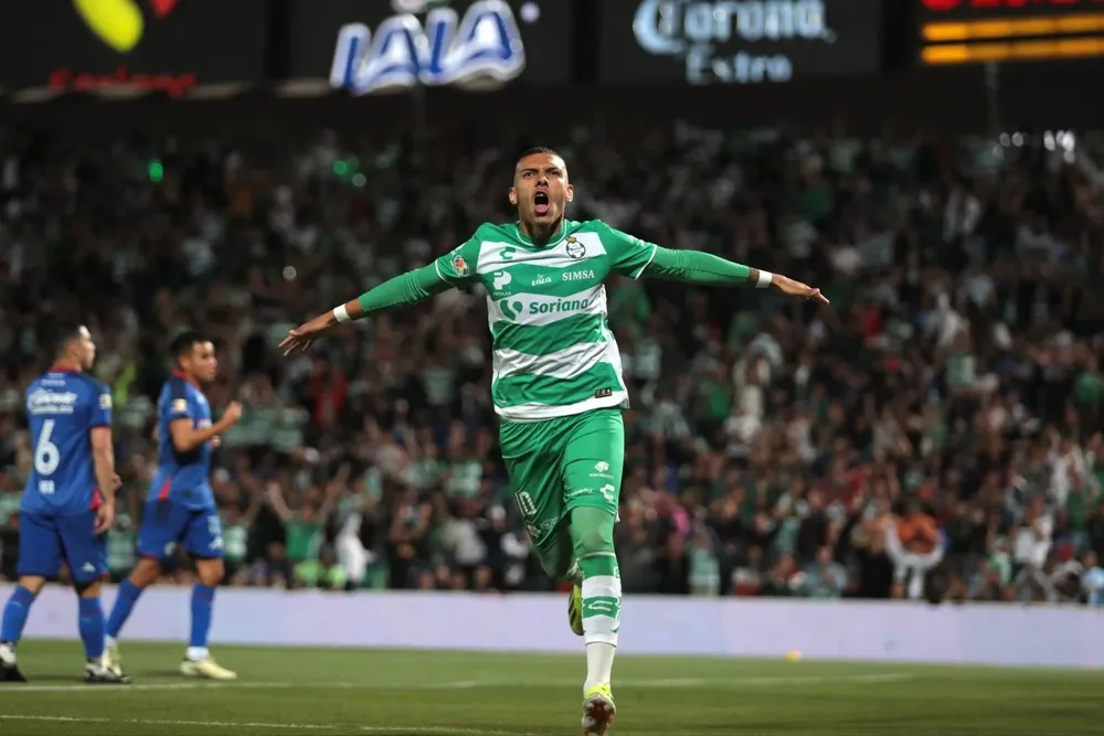 Franco Fagúndez celebra su primer gol para Santos Laguna de México