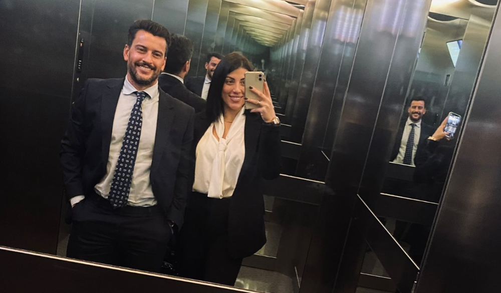 El abogado Camilo Silvera junto a Romina Camejo, expareja de Gonzalo Aguiar