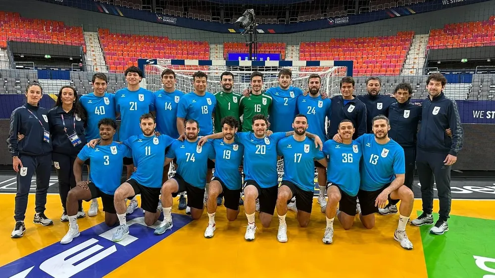 Fernández a la izquierda junto a Andrea Beltrán