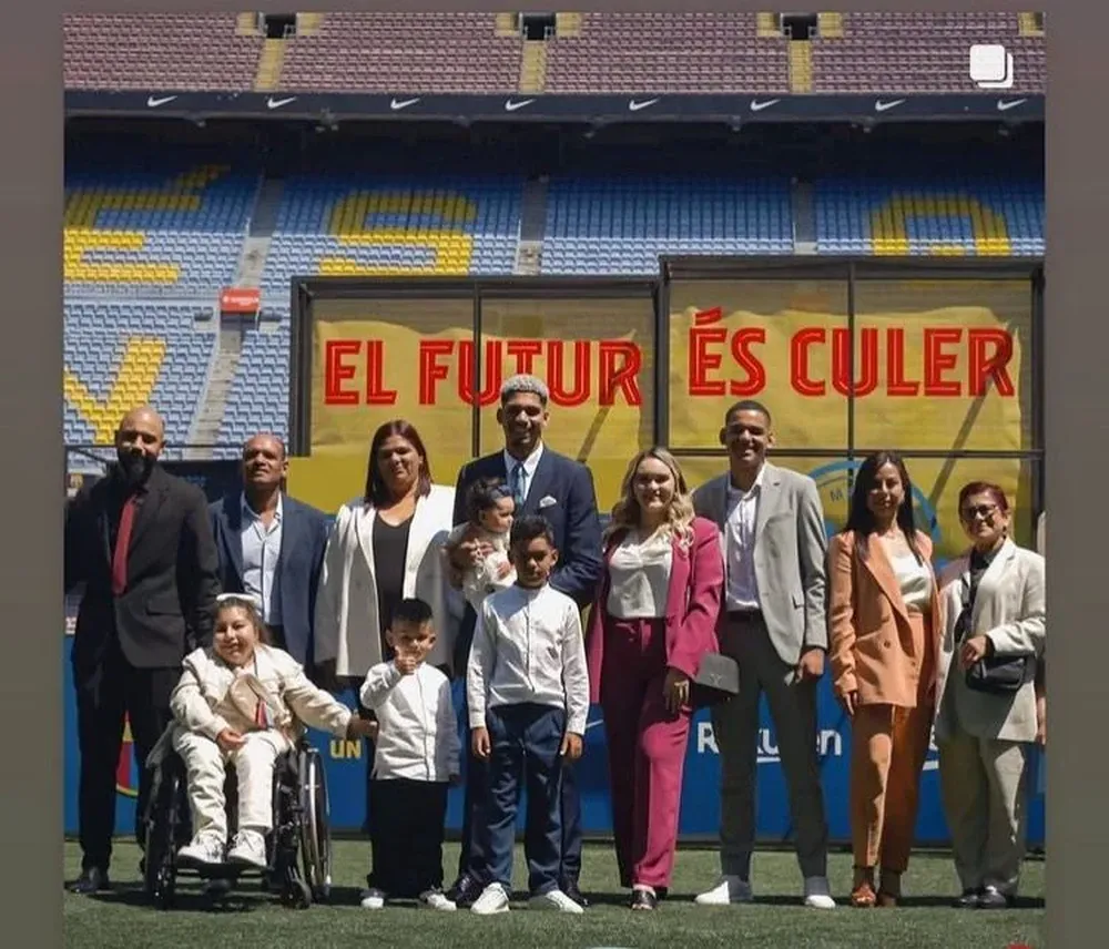 Ronald Araujo y su familia en el Camp Nou