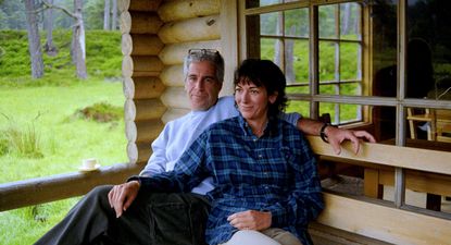 Jeffrey Epstein y Ghislaine Maxwell en una foto de los archivos del caso.