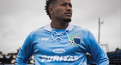 Kevin Amaro con la camiseta celeste que lució Liverpool en su último partido en Belvedere