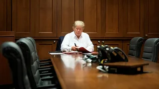 El presidente de Estados Unidos, Donald Trump, trabajando en su sala de conferencias en el Centro Médico Militar Nacional Walter Reed en Bethesda, Maryland, el 3 de octubre de 2020, después de dar positivo por covid-19.