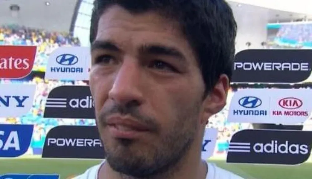 El ojo derecho de Suárez quedó hinchado