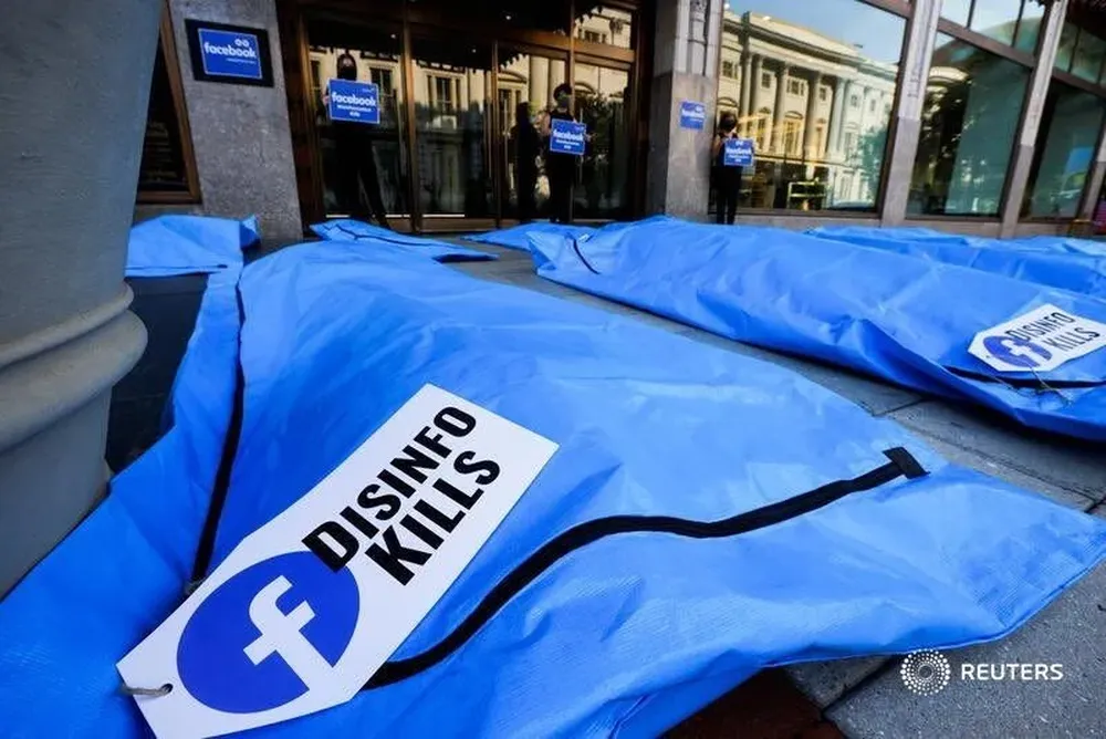 Protestas con bolsas de cadáveres frente a la sede de Facebook