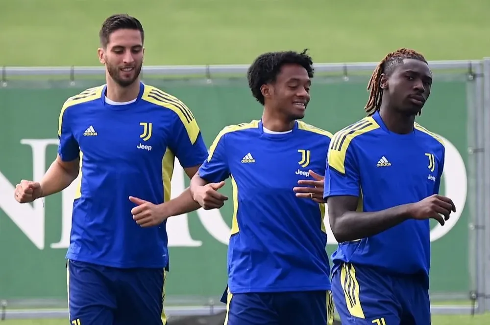 Bentancur con Cuadrado y Moise Kean en la práctica de la Juve antes del debut en la Champions