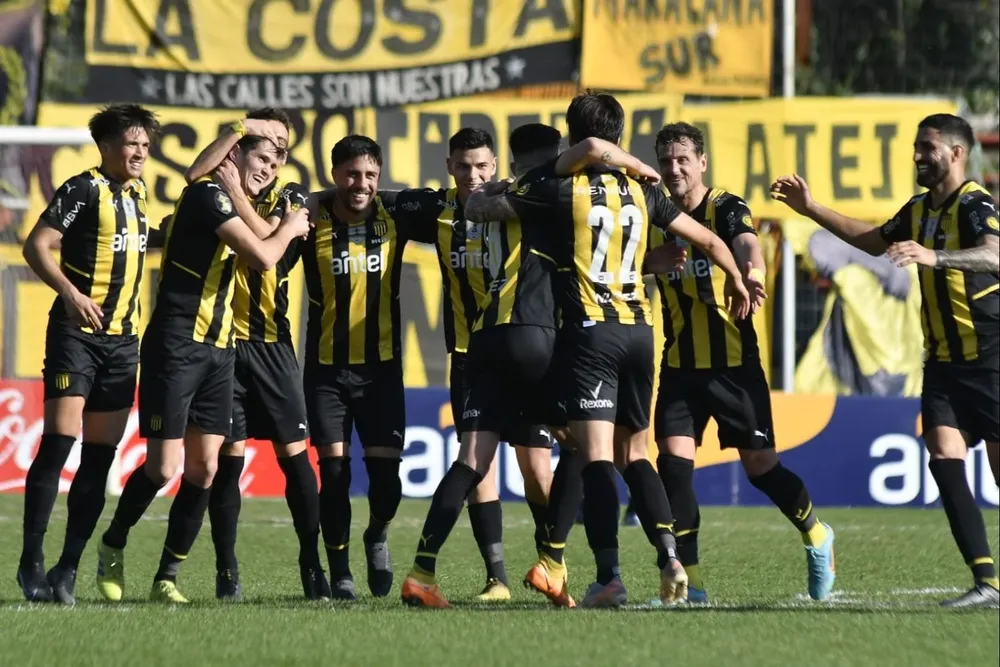 El festejo de los jugadores de Peñarol del primer gol ante Albion