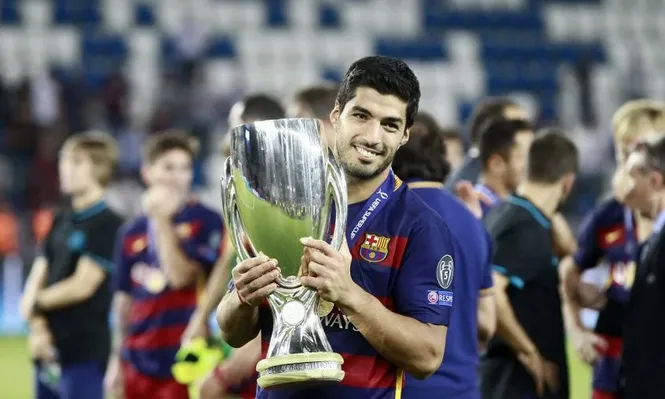 Luis Suárez con la Supercopa de Europa