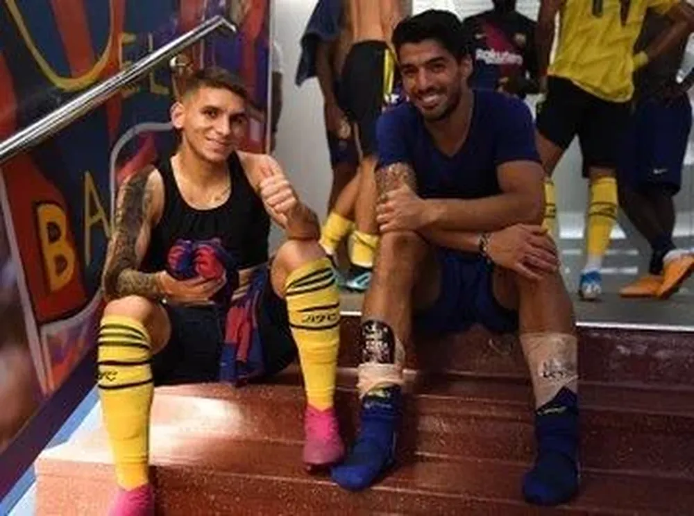 La foto que subió Lucas Torreira junto a Luis Suárez tras enfrentarse en el Trofeo Joan Gamper