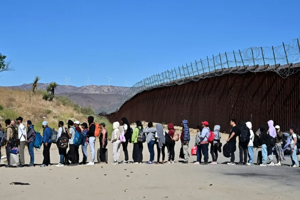 Inmigrantes continúan cruzando la frontera rumbo a Estados Unidos