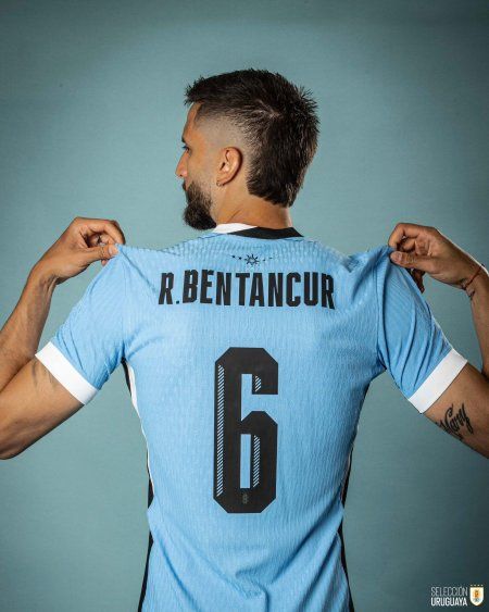 Nueva camiseta de la selección uruguaya para la Copa América Nueva camiseta de la selección uruguaya para la Copa América