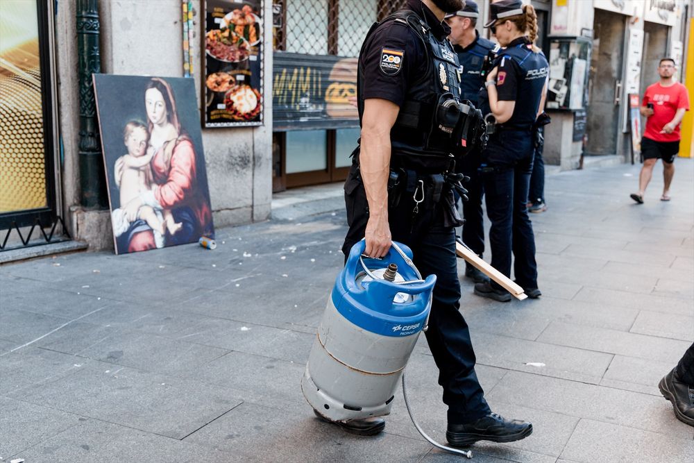 La policía retira una bombona de gas de la calle Montera. EUROPA PRESS.&nbsp;