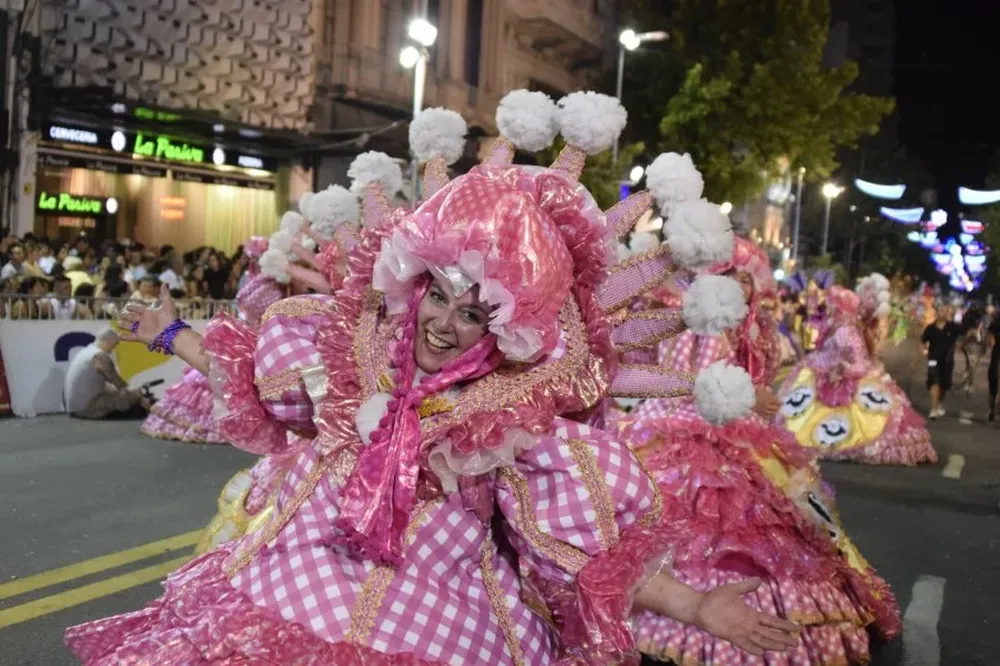 Esta noche, desde la hora 20.30, las escuelas de samba desfilarán por la avenida 18 de Julio.