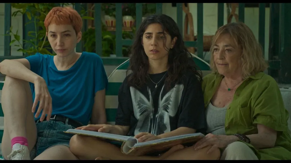 El film cuenta con las actuaciones de Sofía Gala Castiglione y Zoe Hochbaum, y la participación especial de Carmen Maura