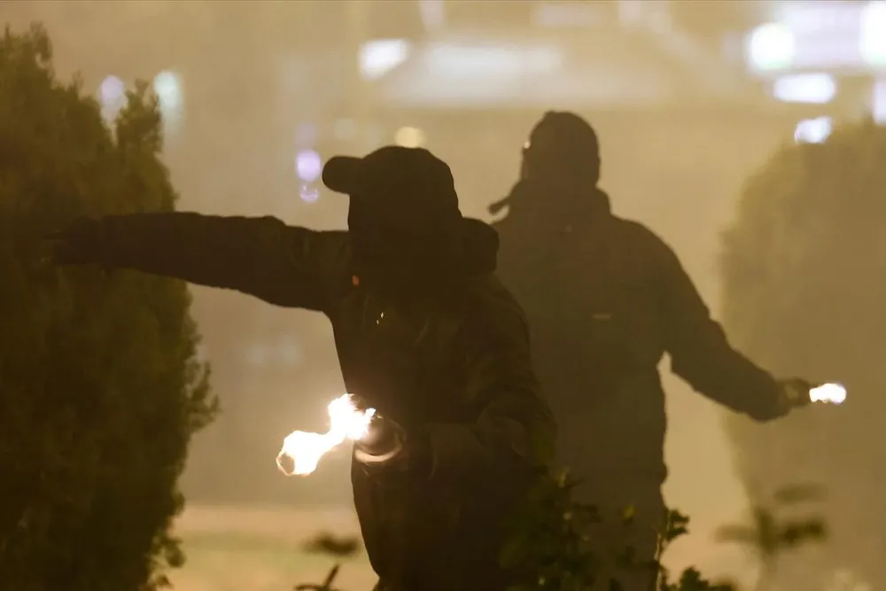 Manifestantes tiran cocteles molotov en protesta de la muerte del joven griego